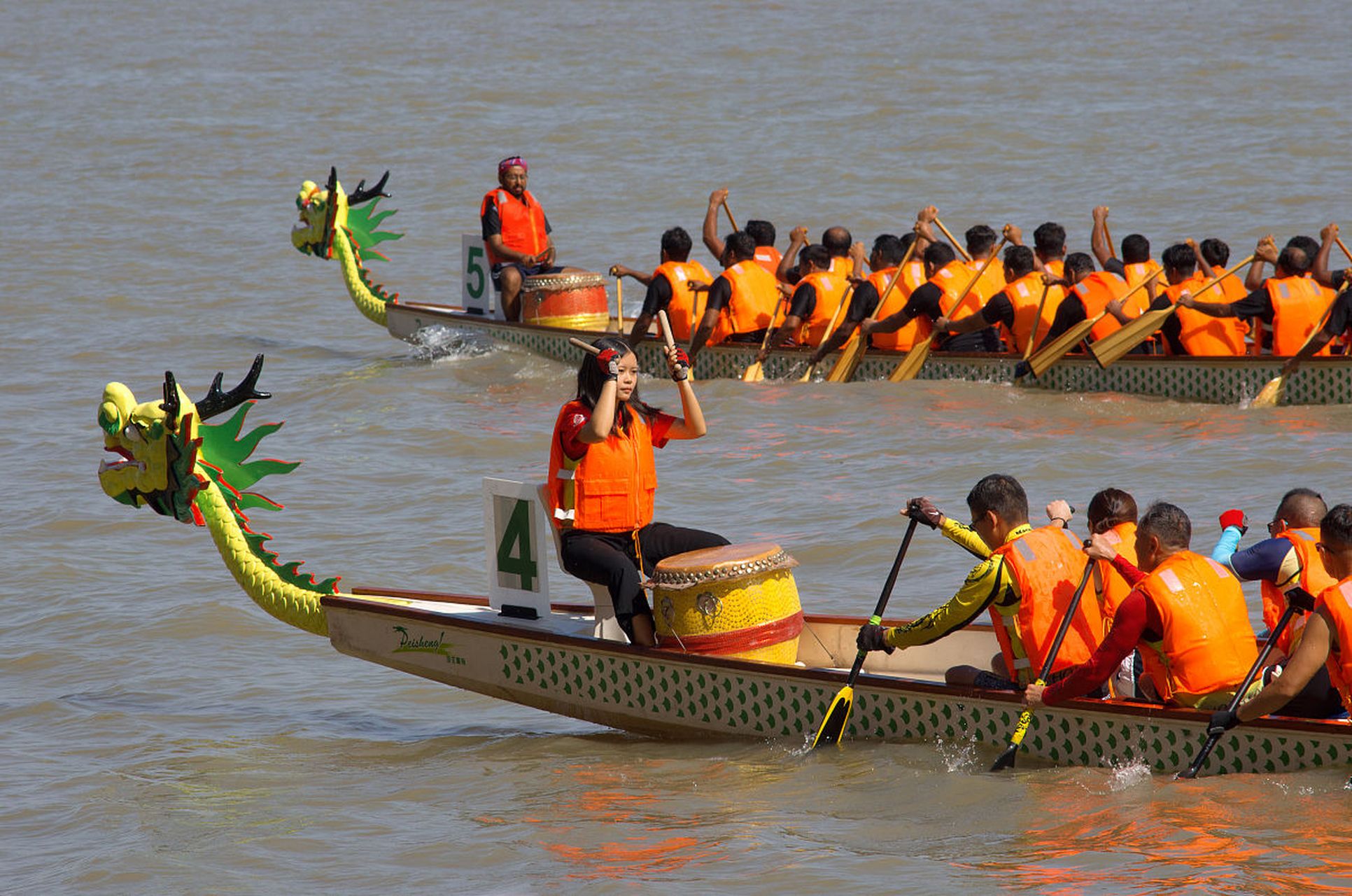 包含传统古老龙舟节，赛水技艺彰显民族精神的词条