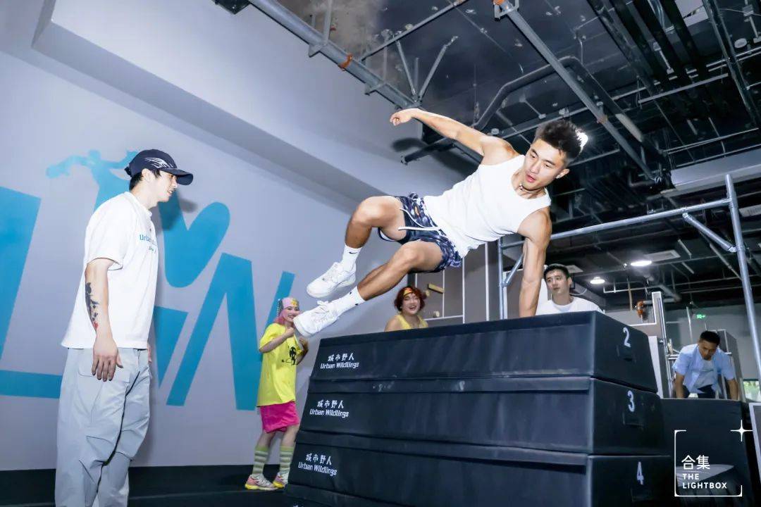 跑酷街头表演,年轻力量的精彩展示的简单介绍 跑酷街头表演,年轻力量的精彩展示的简单介绍